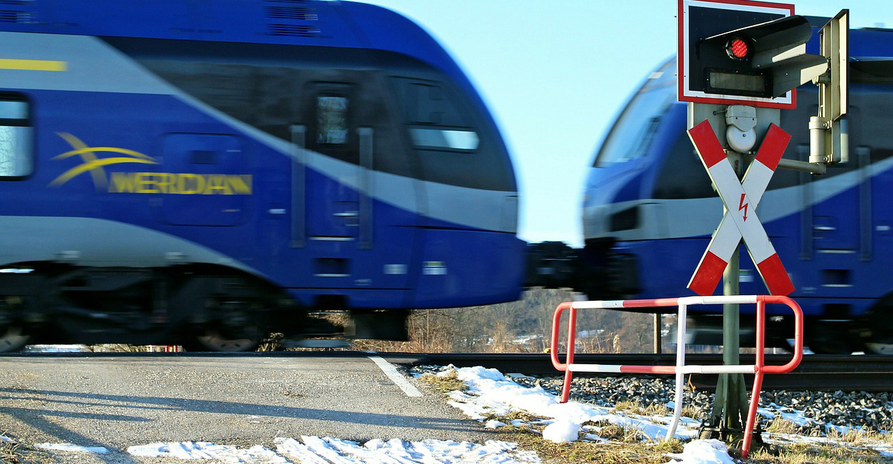 Bringing Safer Level Crossings with mmWave Antennas