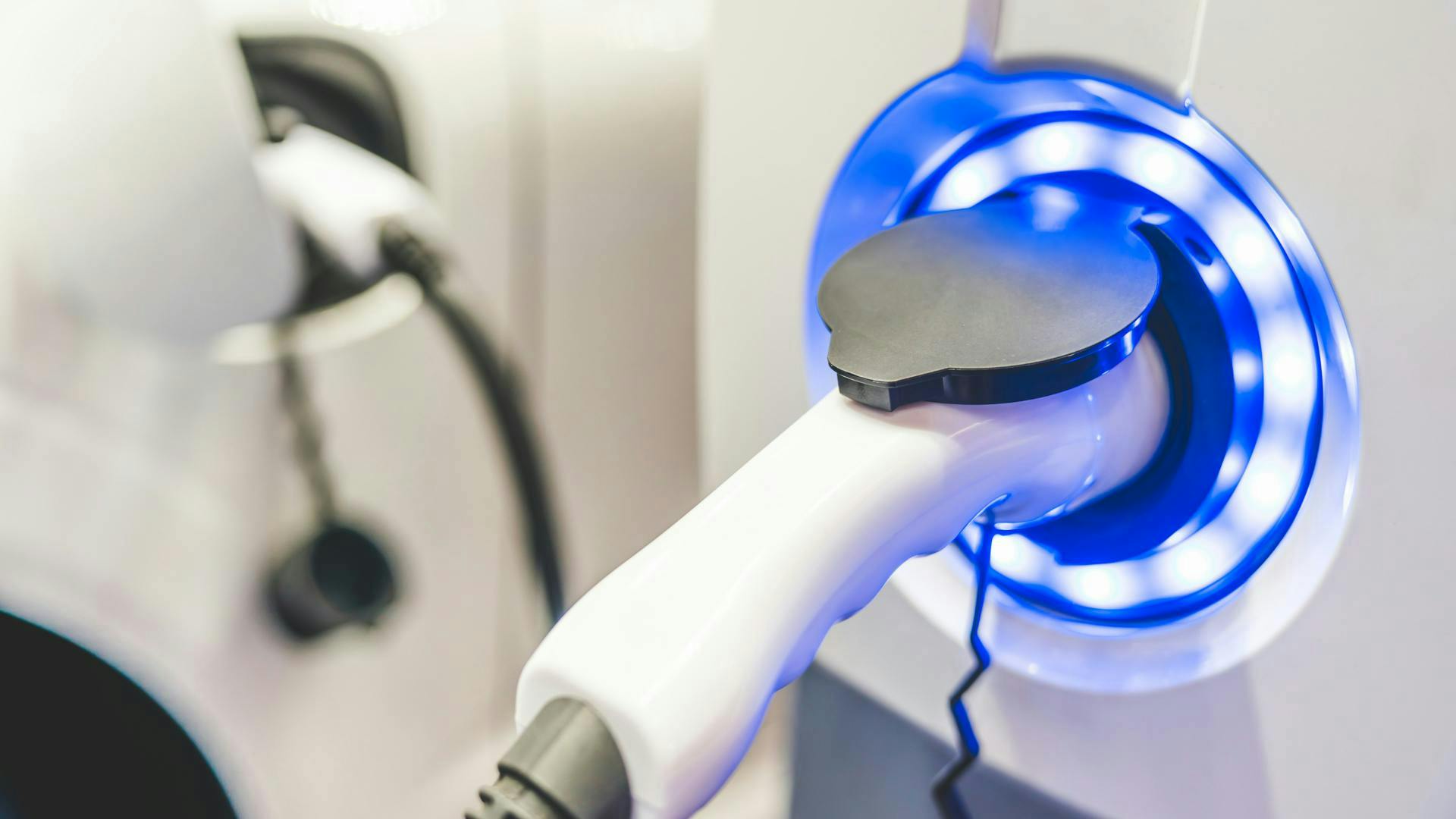 STMicroelectronics&rsquo; new AEC-Q100-qualified bidirectional current-sense amplifier saves space in automotive applications.